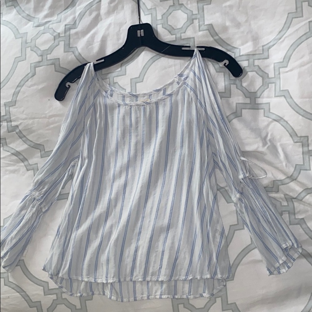 ✨Blue and White Striped Cold Shoulder Top 💗